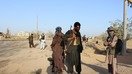 Афганское ополчение с оружием в руках во время боев между боевиками «Талибана» и афганскими силовиками. Кундуз, 4 октября 2016 г.