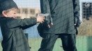 Снимок экрана из видеоролика ИГИЛ, где боевик дает ребенку пистолет. Через несколько мгновений на видеозаписи ребенок расстреливает «вероотступника».