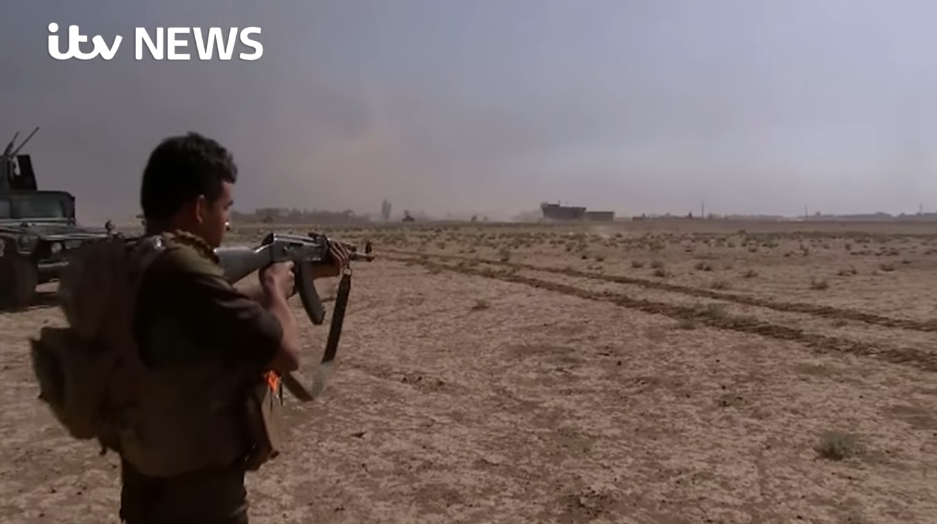 
На скриншоте, сделанном ITV News, показан боевик, предположительно, выходец из Кыргызстана. Он был членом отряда боевиков, отступающих под давлением правительственных сил. Ирак, март 2017 г.        