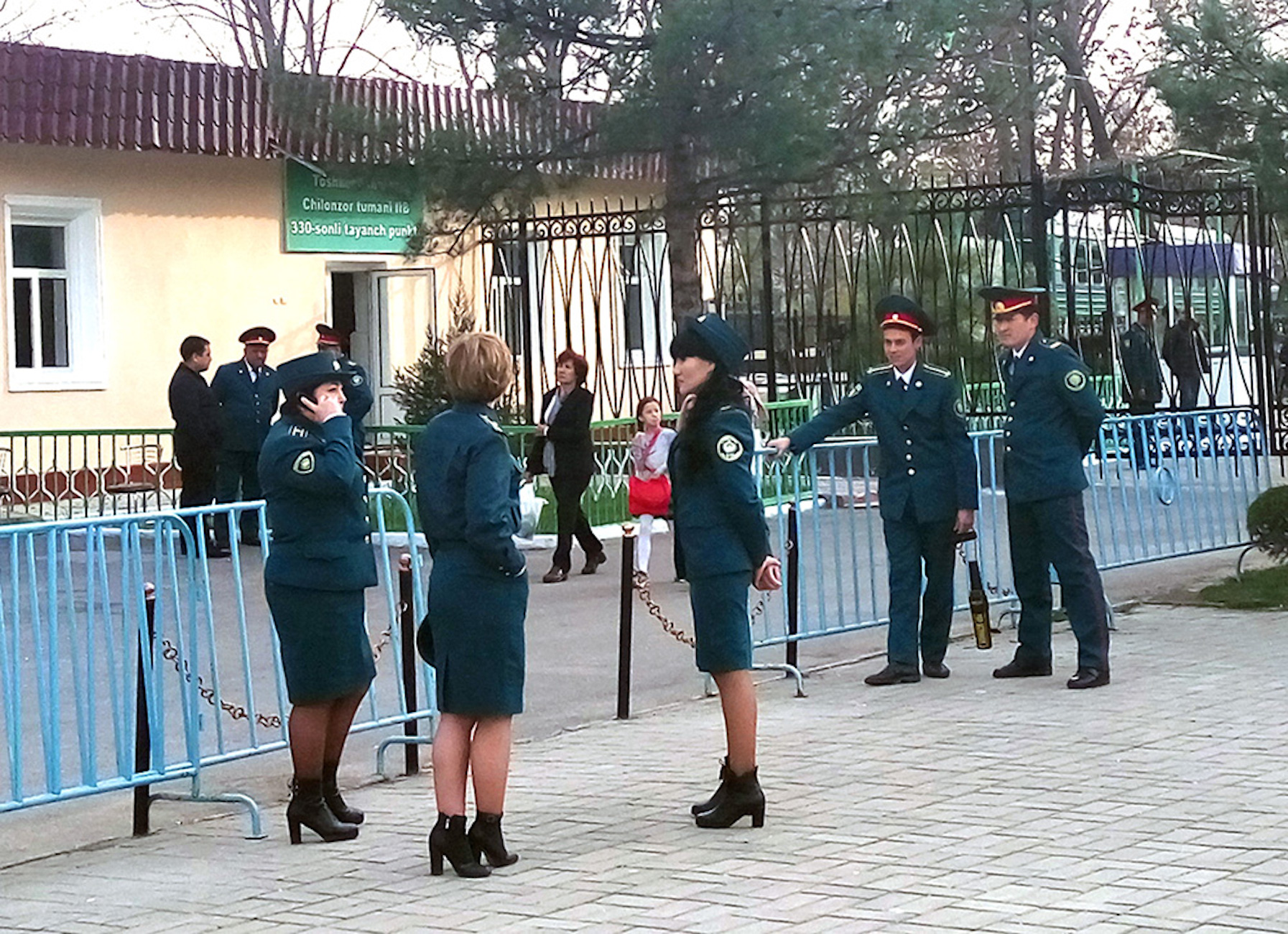 
Сотрудники правоохранительных органов охраняют порядок в парке "Миллий Бог" в Ташкенте 21 марта 2017 года. [Максим Енисеев]        