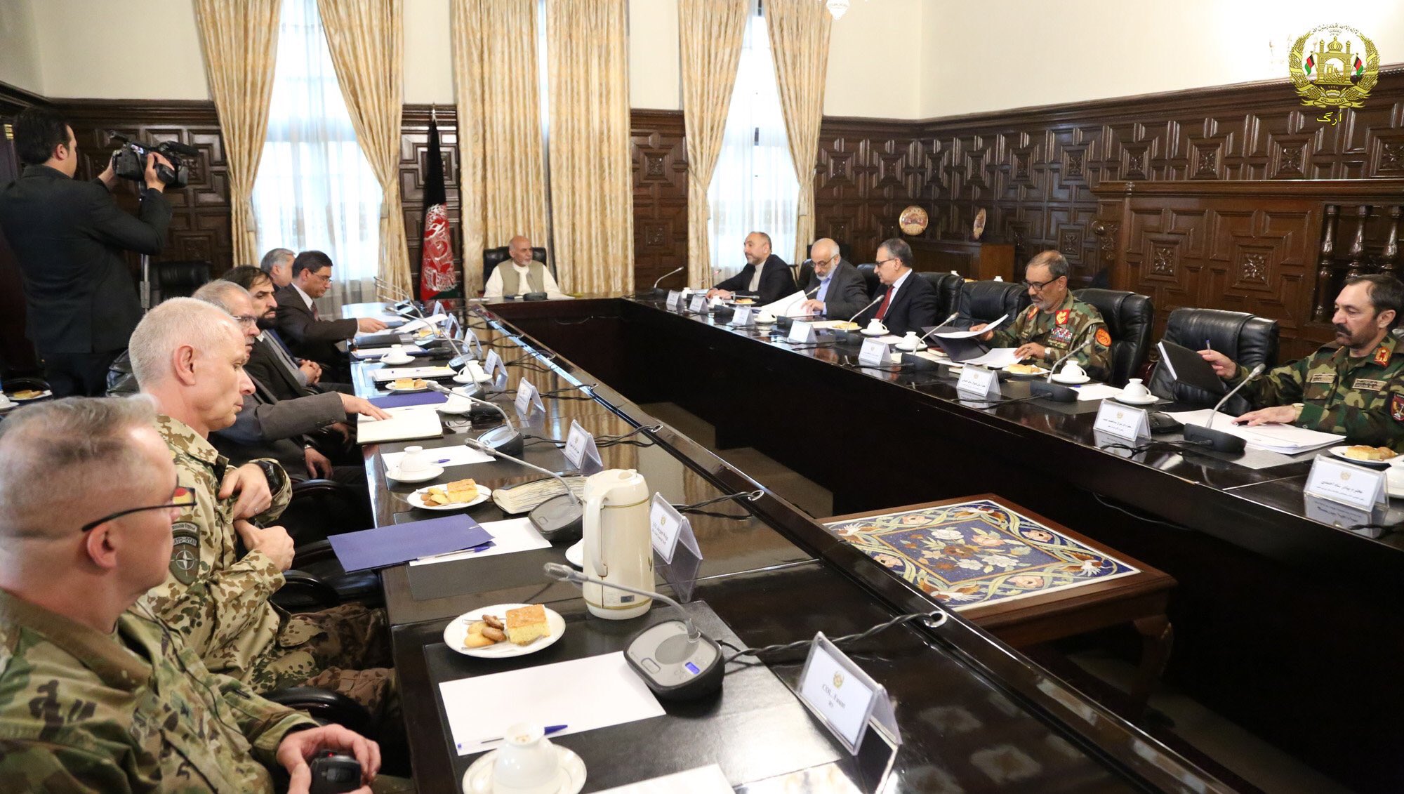  Афганский президент Ашраф Гани (в центре) встречается с руководителями по безопасности для обсуждения ситуации в северных провинциях. 9 мая 2017 г. [Twitter] 
