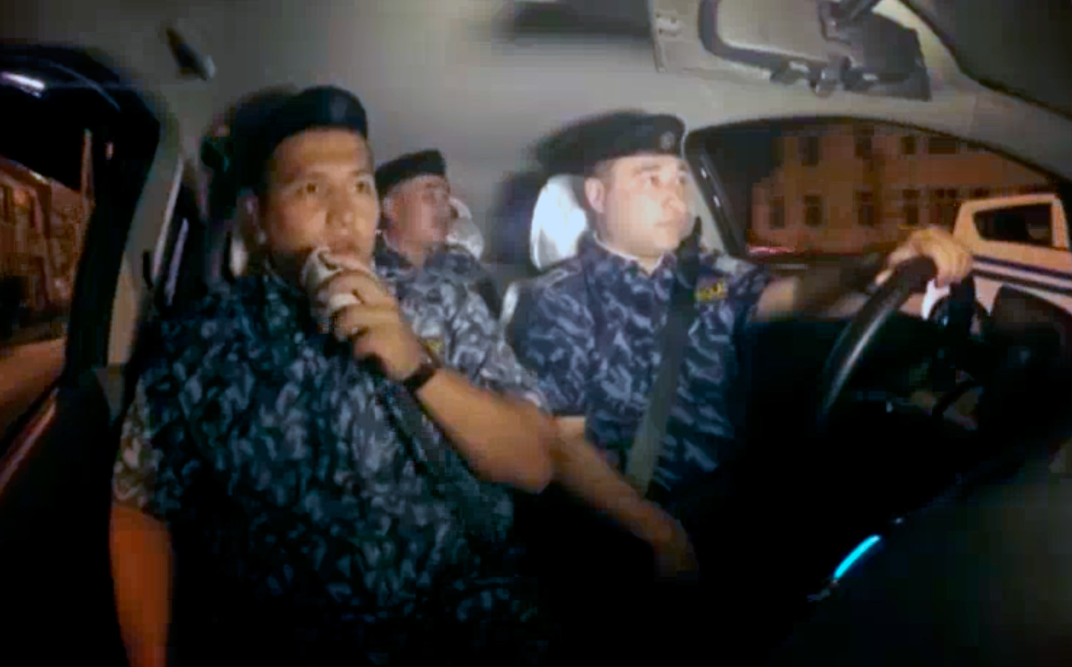 Оперативники МВД Узбекистана принимают вызов. Скриншот из рекламного ролика 19 апреля. 