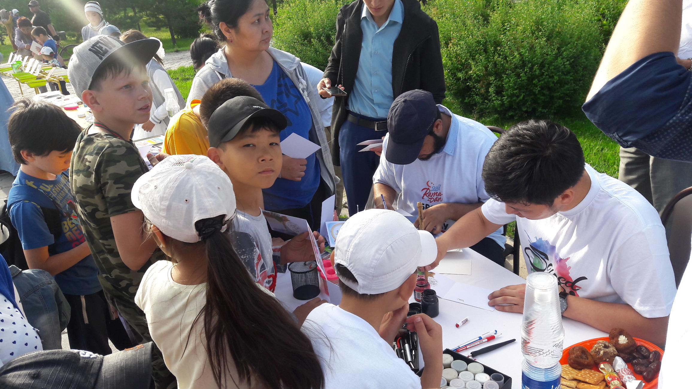 Дети участвуют в фестивале «Рамазан – праздник для души» в Бишкеке 26 мая. Мероприятия включали конкурсы викторины и бесплатные мастер-классы по изготовлению открыток и обучению арабской письменности. [Аскер Султанов] 