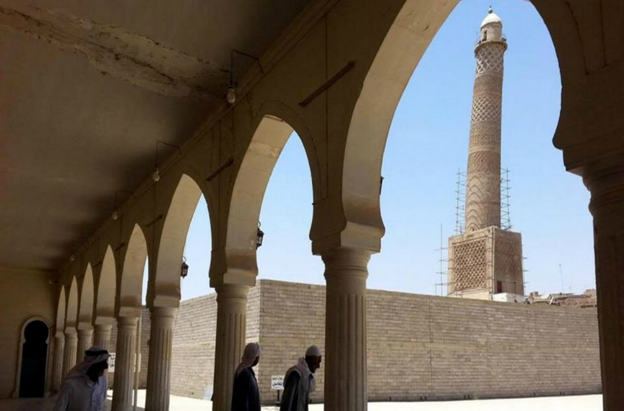 На этой фотографии виден «горбатый» минарет мечети ан-Нури в Мосуле. Мечеть и минарет были уничтожены «Исламским государством» 21 июня. [Фото предоставлено Иракской военной энциклопедией] 