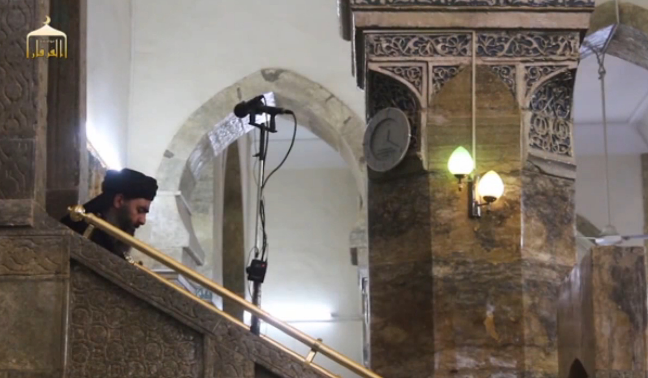 Лидер «Исламского государства» Абу Бакр аль-Багдади спускается с кафедры мечети ан-Нури в Мосуле после объявления о создании «халифата». Скриншот с видео от июня 2104 года. 