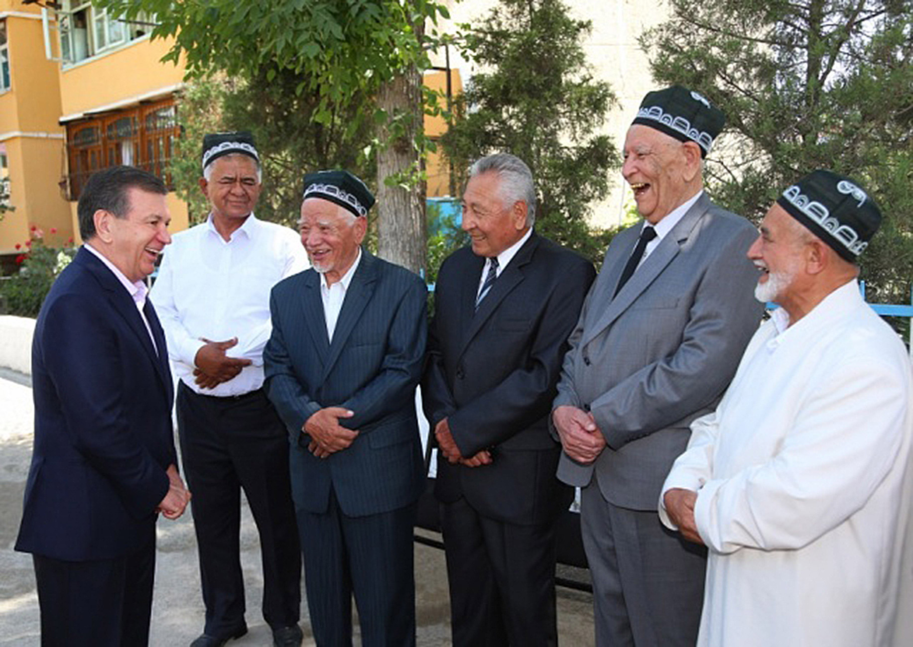 
Президент Шавкат Мирзиёев 2 июня беседует с жителями Андижана. [Пресс-служба президента]        