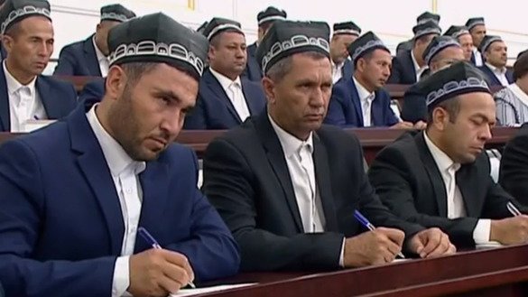 Скриншот узбекского телеканала: имамы слушают выступления на конференции в Ташкенте 15 июня.