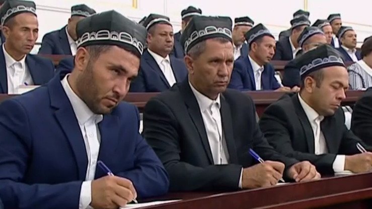 Скриншот узбекского телеканала: имамы слушают выступления на конференции в Ташкенте 15 июня.