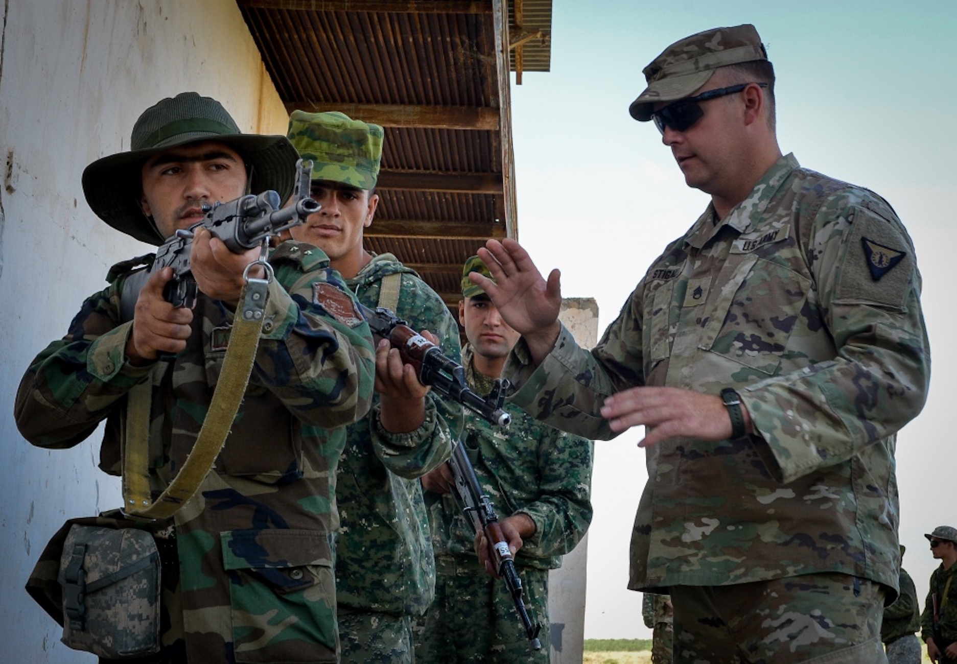 
Вооруженные силы участвуют в учениях "Региональное Сотрудничество 2017" в Фахрабаде. [Сержант Майкл Бэтлз, ВВС США]        