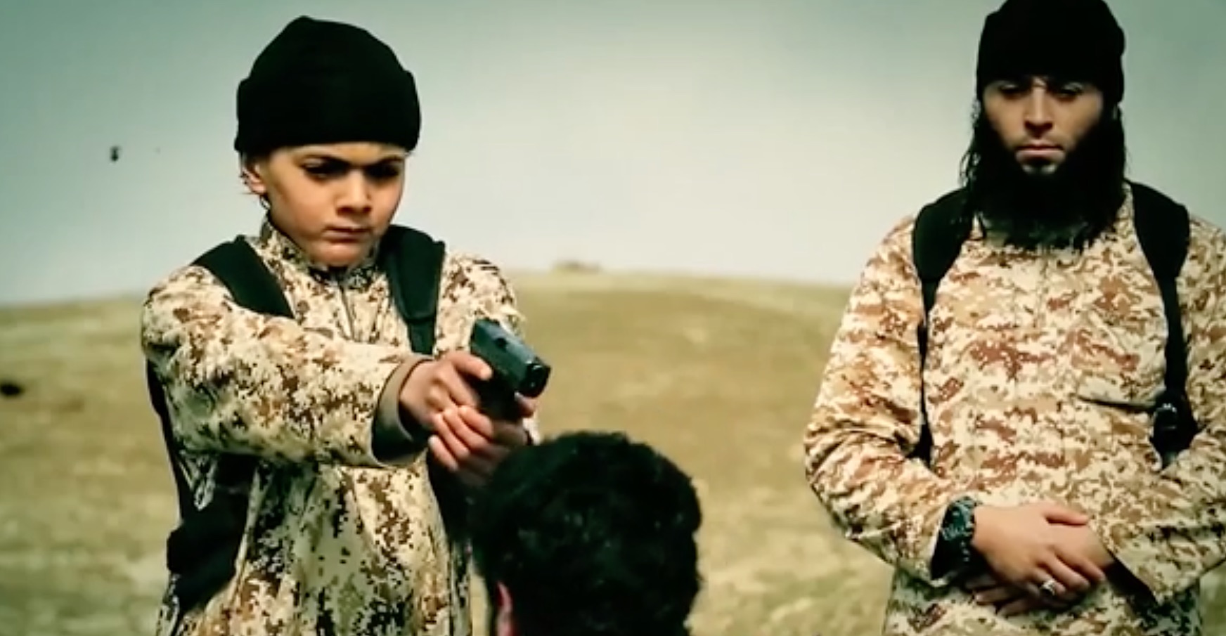 В 10-минутном видеоролике с пропагандой ИГ показаны дети, размахивающие пистолетами и стреляющие в пленников ИГ. [Фото из архива] 