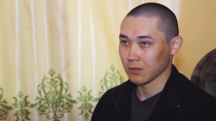 Осужденный за пособничество террористам Сакен Амангельдинов, один из множества раскаявшихся казахстанских экстремистов. Скриншот видео, снятого Центром анализа и развития межконфессиональных отношений.