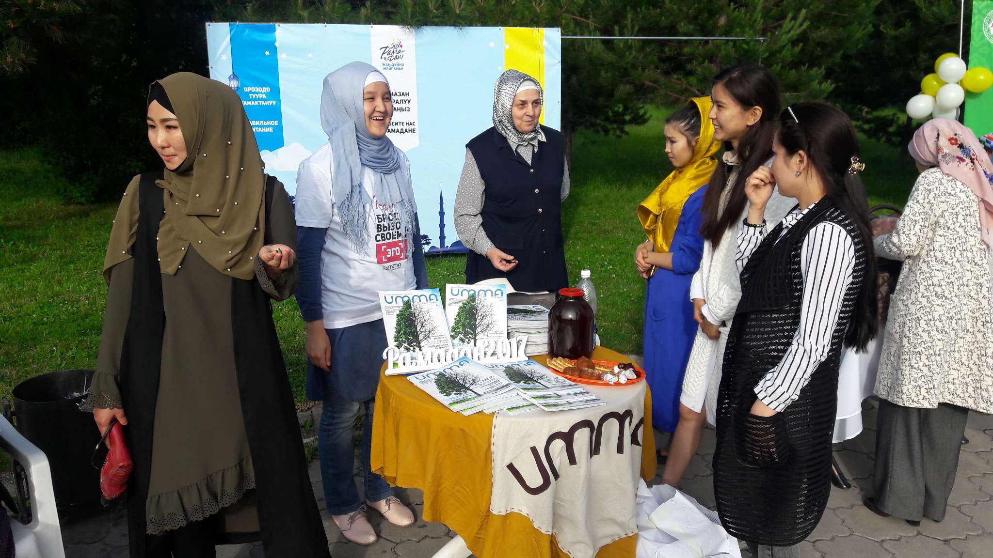 Женщины пришли на встречу в Бишкеке, посвященную борьбе с экстремизмом. Была организована дегустация халяльных блюд. Июнь 2017 г. [Аскер Султанов] 