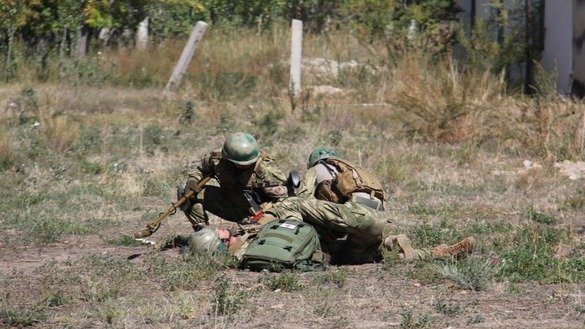 Troops take care of a 'wounded' comrade during Issyk-Kul Anti-Terror 2017. "The [GKNB]'s  Anti-Terrorist Centre, created in 2011, is developing a framework for a common government policy on fighting terrorism, and the exercises that [troops hold build up experience for combat operations against modern threats," Bishkek political analyst Marat Alymbekov told Caravanserai. [Kyrgyz State National Security Committee]
