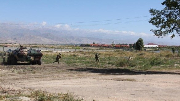 Troops charge a hypothetical terrorist stronghold during Issyk-Kul Anti-Terror 2017. Kyrgyz troops regularly train to protect strategic facilities, including power plants, transport and communication centres and public places. [Kyrgyz State National Security Committee]