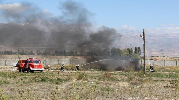 Firefighters douse a blaze during Issyk-Kul Anti-Terror 2017. [Kyrgyz State National Security Committee]