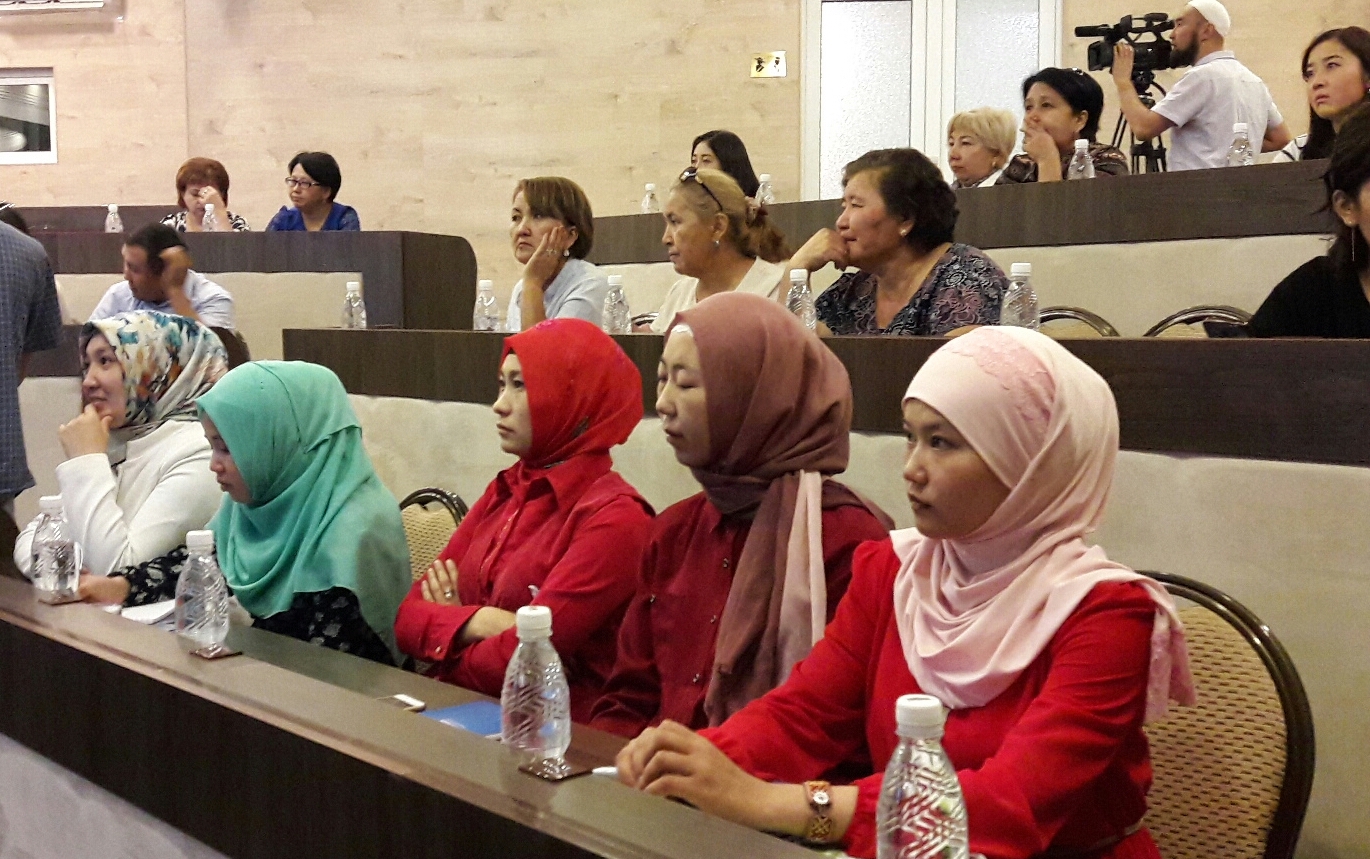 Учителя, медики и социальные работники на семинаре "Роль женщины в обществе и исламе". Бишкек, 20 сентября. [Аскер Султанов] 