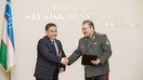 Мудофаа вазири Абдусалом Азизов (ўнгда) ва Ёшлар Иттифоқи раиси Қаҳрамон Қуронбоев Тошкентда 14-ноябрь куни ҳамкорлик меморандумини имзоладилар. (Ўзбекистон Ёшлар Иттифоқи)