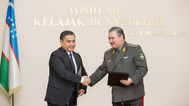 Mudofaa vaziri Abdusalom Azizov (o‘ngda) va Yoshlar Ittifoqi raisi Qahramon Quronboyev Toshkentda 14-noyabr kuni hamkorlik memorandumini imzoladilar. (O‘zbekiston Yoshlar Ittifoqi)