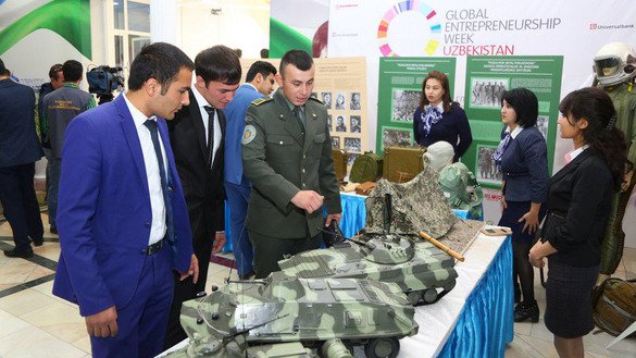 Mehmonlar 14-noyabr kuni Toshkentda O‘zbekiston Yoshlar Ittifoqi tomonidan tashkil etilgan ko‘rgazmada harbiy texnikani ko‘zdan kechirmoqda.(O‘zbekiston Yoshlar Ittifoqi)