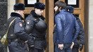 Москвадаги Площадь Революции метро бекатига киришда Россия полицияси йўловчиларнинг шахсни тасдиқловчи ҳужжатларини текширмоқда, 5 апрел. Россиядаги Марказий Осиёлик муҳожирлар расмийлар ва оддий фуқаролар томонидан дискриминация, тазйиқ ва тоқатсизликка рўбарў келмоқдалар. (Наталя Колесникова/АФП)