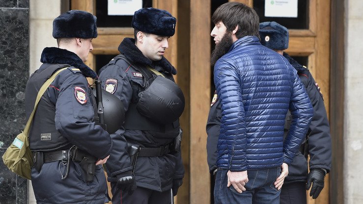 Москвадаги Площадь Революции метро бекатига киришда Россия полицияси йўловчиларнинг шахсни тасдиқловчи ҳужжатларини текширмоқда, 5 апрел. Россиядаги Марказий Осиёлик муҳожирлар расмийлар ва оддий фуқаролар томонидан дискриминация, тазйиқ ва тоқатсизликка рўбарў келмоқдалар. (Наталя Колесникова/АФП)