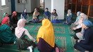 Zamonaviy muslima ayollarning Inobat klubi a’zolari Pavlodar shahridagi uchrashuv chog‘ida, 10-noyabr. Klub tadbirlari ayollarning ijtimoiylashuvi va ularga radikallashuvga qarshi turishda ko‘maklashishga qaratilgan. (Pavlodar viloyatidagi Dinlalaro munosabatlarni tahlil qilish va rivojlantirish markazi)