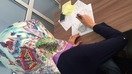 Pavlodar shahridagi Inobat klubida oyiga ikki marta turli mavzularda tadbirlar va mashg‘ulotlar, jumladan xina bilan naqsh chizish darslari o‘tkaziladi. Suratda mashg‘ulot ishtirokchilaridan biri, 10-noyabr. (Pavlodar viloyatidagi Dinlalaro munosabatlarni tahlil qilish va rivojlantirish markazi)