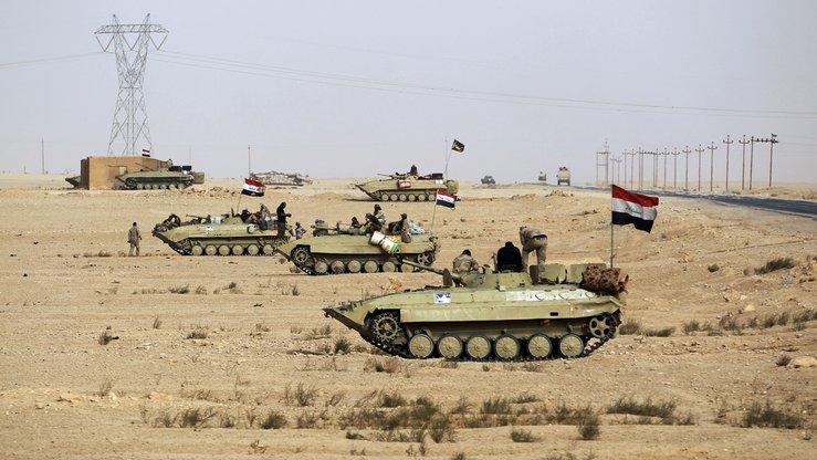 Iroq harbiy kuchlari ISHID qoldiqlari bilan kurashib, Suriya chegarasidagi Anbar viloyatida joylashgan al-Qayim shahri tomon harakatlanmoqda, 2-noyabr. (Ahmad Al-Rubaye/AFP)