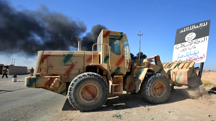 Iroq harbiy kuchlari ISHIDning sobiq tayanchi bo‘lgan Havija markazi tomon harakatlanib, ISHID ramzi tushirilgan bannerni olib tashlamoqda, 4-oktabr. (Ahmad al-Rubaye/AFP)