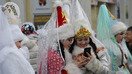 Қорқиз кийимидаги ёш аёллар Бишкек шаҳрида 2015 йил 31 декабр куни Янги йил арафасида ўтказилган парад вақтида мобил телефонларига тикилиб турибдилар. Хавфсизлик хизмати расмийларига кўра, экстремизм даъватчилари сўнгги йилларда Telegram ва Whatsapp каби смартфон иловаларидан фаол фойдаланишни бошлаганлар. (Вячеслав Оселедко/AFP)