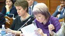 Парламент аъзоси Евгения Строкова (ўнгда) Бишкекда бўлиб ўтган 2016 йилги сессиядаги иштироки чоғида. «Мактаб ва университетларда таълим сифатини оширишга эътиборни қаратиш жуда муҳим», деди у Карвонсарой билан суҳбатда. (Қирғизистон парламенти)
