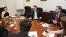 АQSHning Janubiy va Markaziy Osiyodagi savdo ishlari bo‘yicha vakilining yordamchisi Mark Linskott (o‘rtada) jurnalistlar bilan mintaqaviy savdo siyosati haqidagi suhbat chog‘ida, 12-dekabr, Olma-ota. (Vladimir Tretyakov)