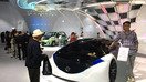 Остонадаги ЭКСПО-2017 кўргазмасига ташриф буюрганлар Ўзбекистонда ишлаб чиқарилган инновацион автомобилларни кўздан кечирмоқда. (Ўзэкспомарказ)