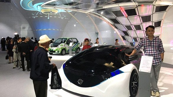 Ostonadagi EXPO-2017 ko‘rgazmasiga tashrif buyurganlar O‘zbekistonda ishlab chiqarilgan innovatsion avtomobillarni ko‘zdan kechirmoqda. (O‘zekspomarkaz)