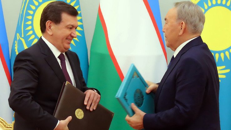 Қозоғистон президенти Нурсултон Назарбоев (ўнгда) ва Ўзбекистон президенти Шавкат Мирзиёев 23 март Остонада бўлиб ўтган ҳужжатларни имзолаш маросими чоғида. Минтақа раҳбарлари 2017 йилни оғир, аммо муваффақиятли йил деб атадилар. (Иляс Омаров/АФП)