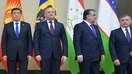 Chapdan o‘ngga: Qirg‘iziston prezidenti Sooronbay Jeenbekov, Moldova prezidenti Igor Dodon, Tojikiston prezidenti Emomali Rahmon va O‘zbekiston prezidenti Shavkat Mirziyoyev o‘tgan yilning 26-dekabrida Moskva tashqarisida uyushtirilgan MDH rahbarlari norasmiy sammitida suratga tushmoqdalar. Qozog‘istonlik kuzatuvchilarga ko‘ra, 2018-yil Markaziy Osiyo davlatlari orasida jadal hamkorlik yili bo‘ladi. (Aleksey Drujinin/AFP)