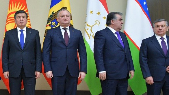 Chapdan o‘ngga: Qirg‘iziston prezidenti Sooronbay Jeenbekov, Moldova prezidenti Igor Dodon, Tojikiston prezidenti Emomali Rahmon va O‘zbekiston prezidenti Shavkat Mirziyoyev o‘tgan yilning 26-dekabrida Moskva tashqarisida uyushtirilgan MDH rahbarlari norasmiy sammitida suratga tushmoqdalar. Qozog‘istonlik kuzatuvchilarga ko‘ra, 2018-yil Markaziy Osiyo davlatlari orasida jadal hamkorlik yili bo‘ladi. (Aleksey Drujinin/AFP)