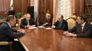 Rossiya prezidenti Vladimir Putin Tashqi ishlar vaziri Sergey Lavrov, Tashqi razvedka xizmati rahbari Sergey Narishkin va Federal xavfsizlik xizmati rahbari Aleksandr Bortnikov bilan 2016-yil, 19-dekabr kuni uchrashdi. Yaqinda bo‘lib o‘tgan intervyu chog‘ida Bortnikov 1930-yillarda Sovet hukumati o‘tkazgan qatllar “obyektiv sababga ega bo‘lgan”, dedi. (Kreml)