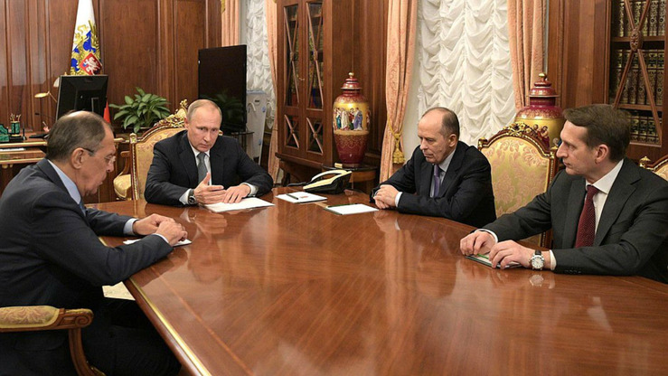Rossiya prezidenti Vladimir Putin Tashqi ishlar vaziri Sergey Lavrov, Tashqi razvedka xizmati rahbari Sergey Narishkin va Federal xavfsizlik xizmati rahbari Aleksandr Bortnikov bilan 2016-yil, 19-dekabr kuni uchrashdi. Yaqinda bo‘lib o‘tgan intervyu chog‘ida Bortnikov 1930-yillarda Sovet hukumati o‘tkazgan qatllar “obyektiv sababga ega bo‘lgan”, dedi. (Kreml)