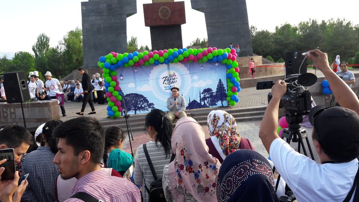 2017-yil, 26-may kuni, Bishkek shahrida “Umma” islomiy jurnali va musulmon jamoasi “Ramazon: qalblar uchun bayram” nomli tadbirni o‘tkazishdi. “Umma” tahririyati Bishkek va O‘sh shaharlarida muntazam ravishda ijtimoiy, gumanitar va xayriya tadbirlarni o‘tkazib kelmoqda, deydi “Umma” bosh muharriri Eliana Maryam Satarova Karvonsaroy nashriga. (Asker Sultanov)