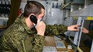 Рус аскари Суриядаги Хмеймим Ҳаво базасида, Россия ҳарбий самолётларининг парвоз йўналишларини бошқарувчи ҳарбий операциялар хонасида. (Ижтимоий тармоқларда тарқалган сурат)