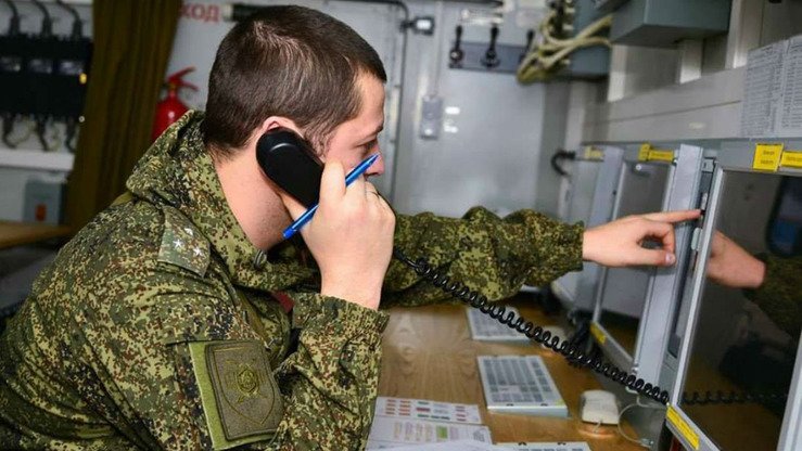 Рус аскари Суриядаги Хмеймим Ҳаво базасида, Россия ҳарбий самолётларининг парвоз йўналишларини бошқарувчи ҳарбий операциялар хонасида. (Ижтимоий тармоқларда тарқалган сурат)