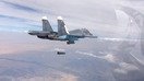 Россия Мудофаа вазирлиги томонидан чоп этилган видеодан олинган скриншотда Россия реактив самолёти 2015 йилда Сурия устидан бомба ташаётгани акс этган.