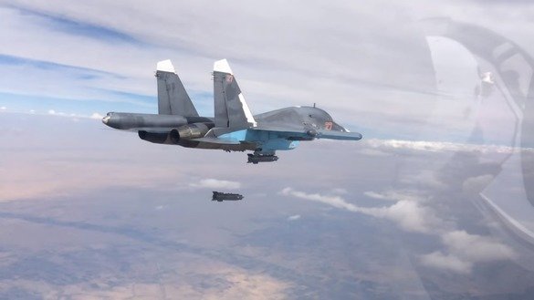 Снимок экрана с видеоролика, опубликованного российским Министерством обороны, где видно, как российский самолет сбрасывает бомбу над Сирией в 2015 году.
