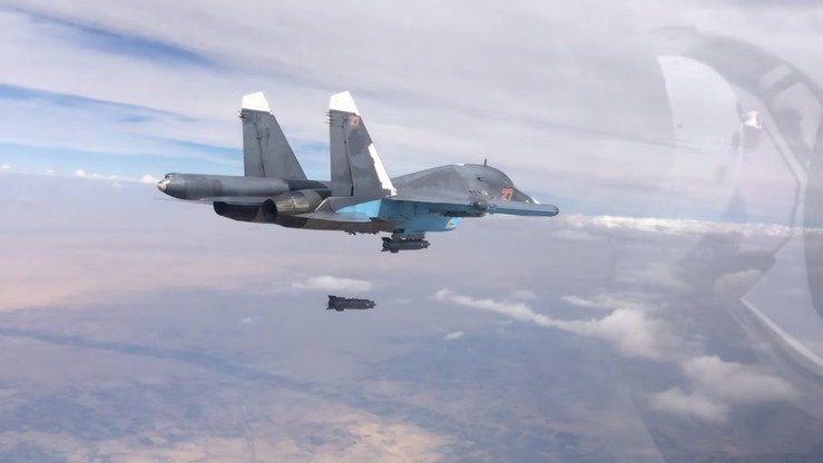 Снимок экрана с видеоролика, опубликованного российским Министерством обороны, где видно, как российский самолет сбрасывает бомбу над Сирией в 2015 году.