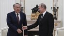 Россия президенти Владимир Путин (ўнгда) Қозоғистон президенти Нурсултон Назарбоев билан 2017 йил, 27 декабр куни Москвада, Кремлда бўлиб ўтган учрашув чоғида. «Россия фақат ҳужжатларда бизнинг стратегик ҳамкоримиз», дейди олмаоталик сиёсий таҳлилчи Руслан Жангазий Карвонсарой нашрига. «Аслида эса, Кремл биз билан дўстона муносабатда эмас.» (Александр Неменов/AFP)