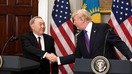 АҚШ президенти Доналд Трамп (ўнгда) ва Қозоғистон президенти Нурсултон Назарбоев (чапда) 16 январь куни Оқ уйда қўл сиқишмоқда. Бу ерда улар қатор соҳаларда икки томонлама ҳамкорликни кучайтириш масаласини муҳокама қилдилар. Назарбоевнинг уч кунлик ташрифи «муваффақиятли» ва «тарихий аҳамиятга эга» деб эътироф этилди. (Қозоғистон президентининг матбуот хизмати)