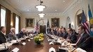 АҚШ президенти Доналд Трумп, Қозоғистон президенти Нурсултон Назарбоев ва икки мамлакатнинг бир неча юқори мартабали расмийлари Оқ уйда 17 январь куни ўтказилган ишчи тушлик вақтида. (Жойcе Н. Богхосиан томонидан олинган Оқ уй расмий фотоси)