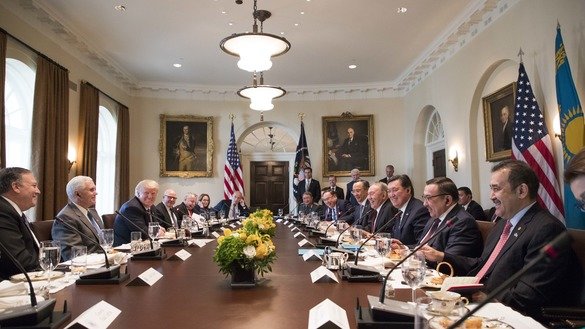 АҚШ президенти Доналд Трумп, Қозоғистон президенти Нурсултон Назарбоев ва икки мамлакатнинг бир неча юқори мартабали расмийлари Оқ уйда 17 январь куни ўтказилган ишчи тушлик вақтида. (Жойcе Н. Богхосиан томонидан олинган Оқ уй расмий фотоси)