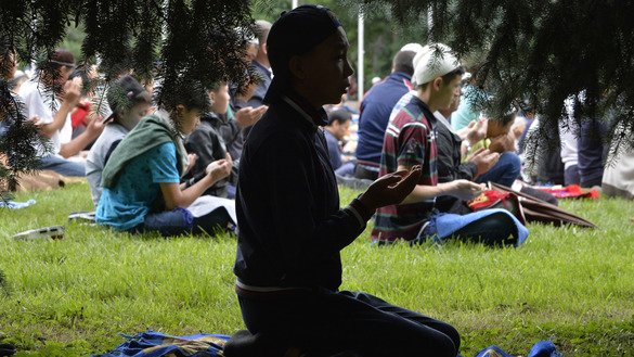 Қирғиз мусулмонлари 25 июнь, Рамазон ҳайити куни Бишкек шаҳрида намозни адо этмоқда. (Вячеслав Оселедко/AFP)